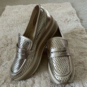 NWOT Woman’s Size 7.5 Dolce Vita Janine Platform Slip-on Gold Metallic Loafers